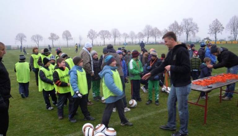 V polčasu tekme med Slovenijo in Srbijo so mladi nogometaši prejeli značke nogometaša