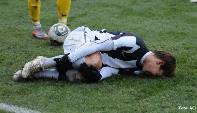 Na igrišču so se po grobih štartih nekajkrat v bolečinah znašli igralci, kasneje pa je v slačilnici nastradal še zračnik