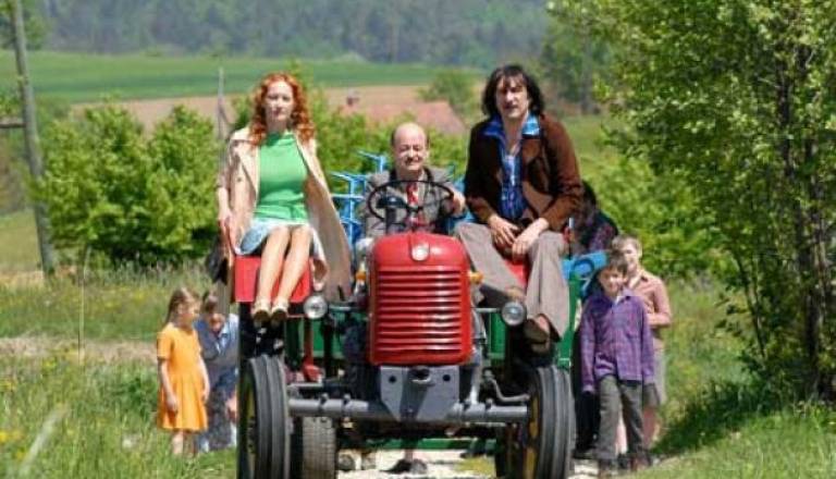 Ko bi le bili nekoč traktorji tako brezhibni in ljudje tako šik oblečeni.