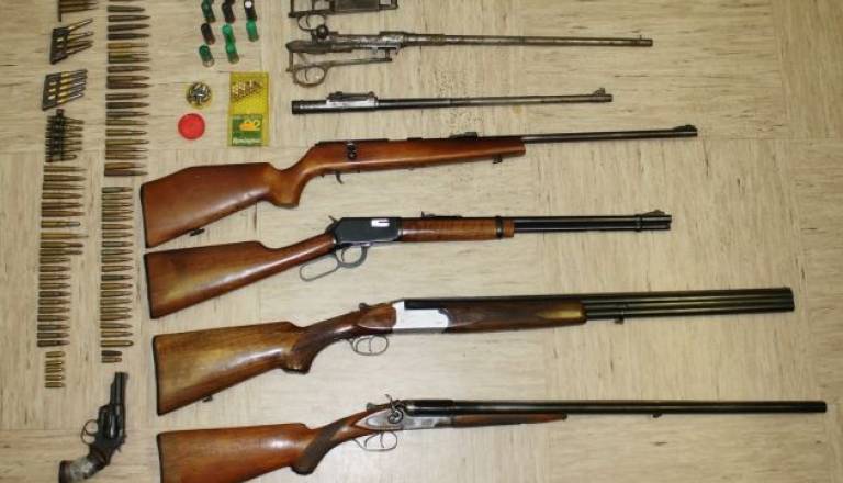 zaseženo orožje in naboji.jpg