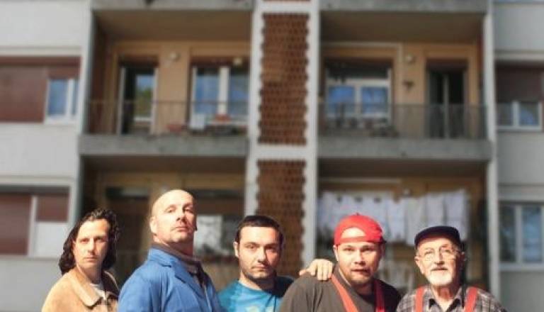 Domači gledališčniki v predstavi 220 neVOL(T)of 