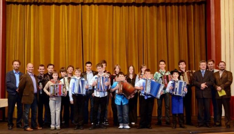 Diatonična harmonika.jpg