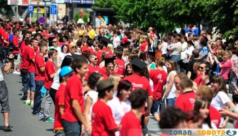 Do 18.leta brez štipendije in z višjim otroškim dodatkom.