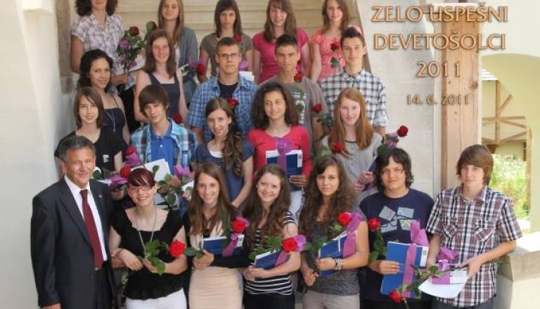 Župan z vsemi nagrajenimi učenkami in učenci.