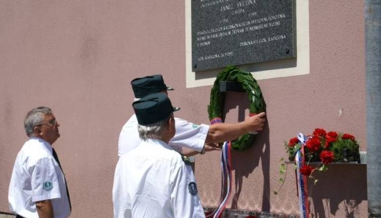 Spomenik Svetina1d.JPG