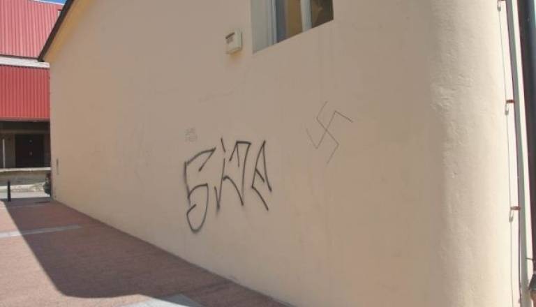 Takšni napisi so se pojavili na lendavski sinagogi.