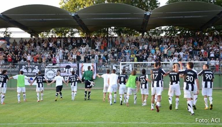 Kljub slabšim igram jim je potrebno stati ob strani.jpg