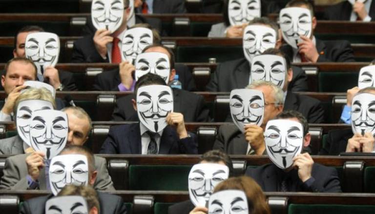 Tudi v Sloveniji bo nalaganje in 'downloadanje' vsebin nezakonito. Tako so proti zakonu protestirali v Poljskem parlamentu.