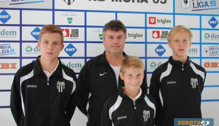 Na fotografiji od leve proti desni: Amadej Legen, strokovni vodja šole Boris Štivan, Luka Pihler in Nino Irgolič. 