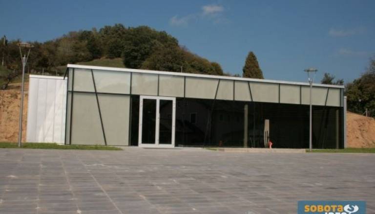 Doživljajski park Vulkanija na interaktiven način prestavlja mogočne sile iz Zemljinih globin in geološke značilnosti Goričkega, je zapisano na predstavitveni tabli Občine Grad.