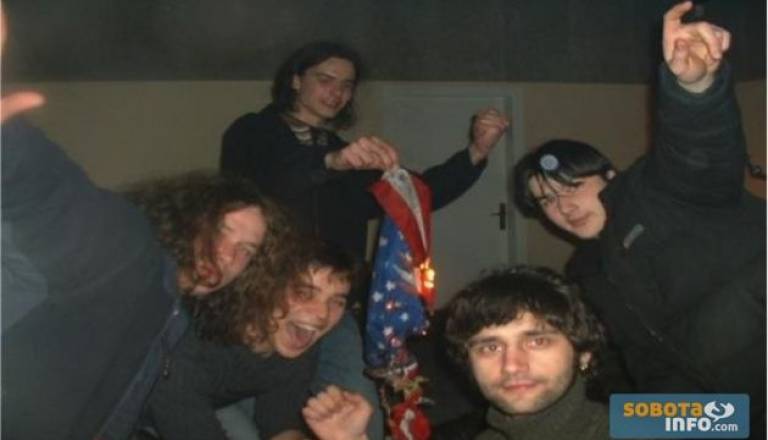 Vzhičena skupina obiskovalcev ANTI – NATO koncerta (15. marec 2003) z zažganim simbolom imperialne komande