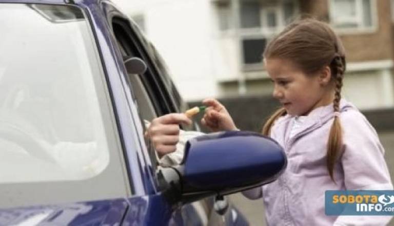 10-letnik v avtomobil neznanca hvalabogu ni vstopil. Gre zgolj za vljudno gesto neznanca ali pretkano taktiko pedofila?