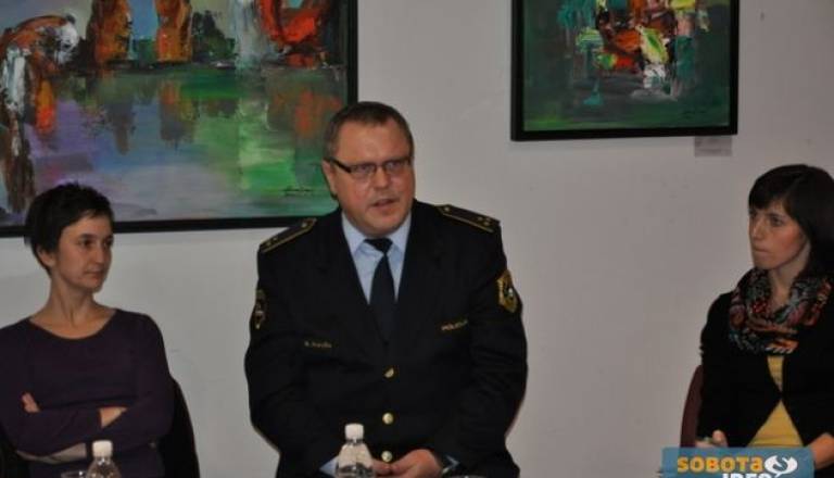 Sabina Kodila, strokovna delavka murskosoboškega CSD, predstavnik PU Murska Sobota Boris Rakuša in vodja patronažne službe ZD Murska Sobota Martina Zavec.