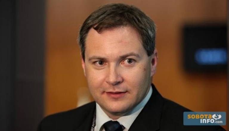 »V Sloveniji je vedno več primerov gradnje skednjev in ostalih nezahtevnih objektov, grajenih predvsem z namenom namestitve sončnih elektrarn," je zapisal Židan.