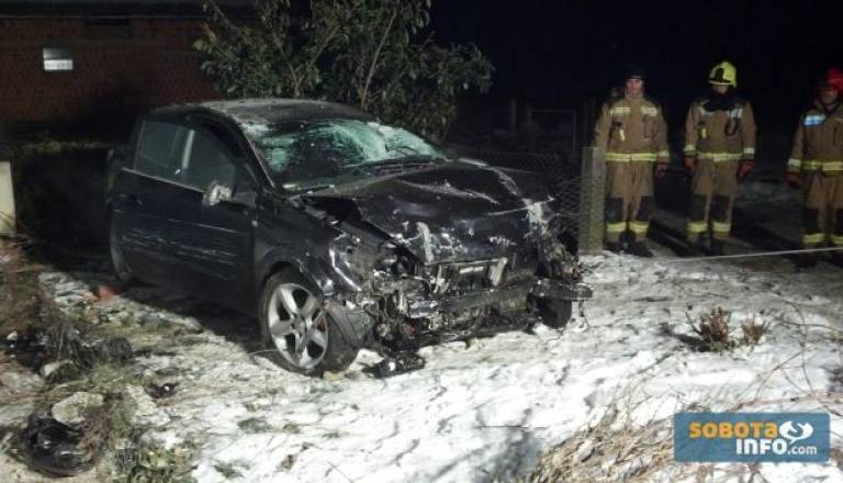 Z avtomobilom v ograjo in hišo