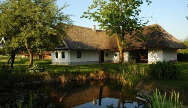 Ekološke kmetje prednostno uporabljajo obnovljive vire in postopke, upošteva se naravni krogotok hranil in energije (vir: ekopomurje.si)