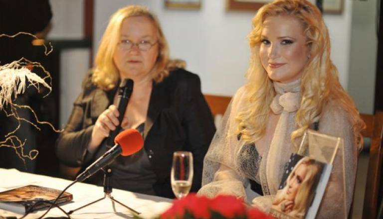 Danica Lovenjak je zbranim gostom predstavila knjigo "Zdravi in lepi"
