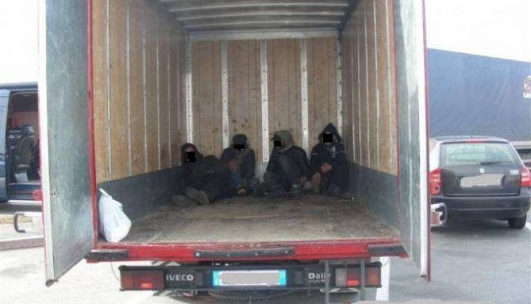 Ilegalci v tovornem vozilu.JPG