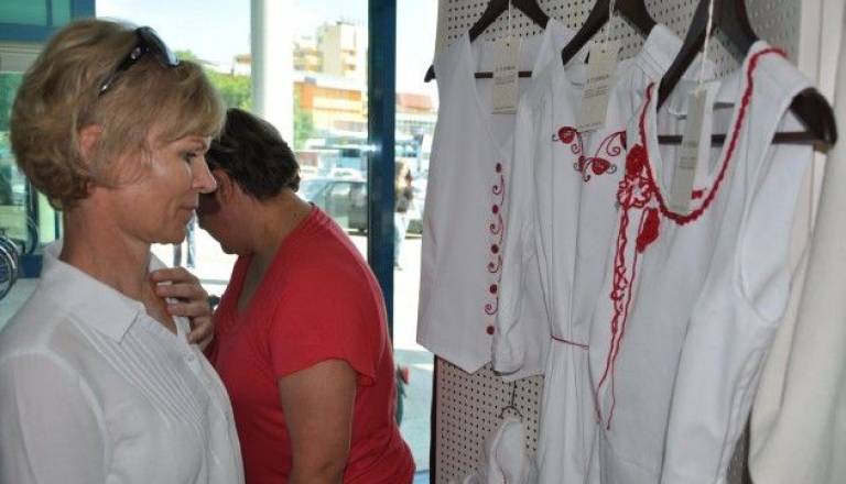Razstavljalo je vseh trinajst udeleženk programa, ki so z izdelki, baziranimi na naravnih materialih in beli barvi, sestavile pravo kolekcijo. 