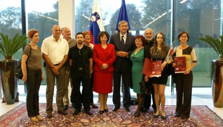 Nagrajeni prostovoljci pri predsedniku države Danilu Türku (Nina Stegmüller druga z desne proti levi).