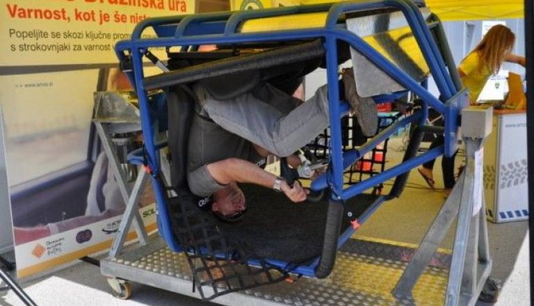 Vsakdo se je lahko s pomočjo inštruktorja naučil pravilne tehnike reševanja iz prevrnjenega vozila.