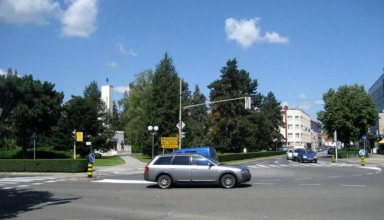 Semaforji na križišču ob Trgu zmage do odprave večje napake na programski opremi ne bodo delovali.