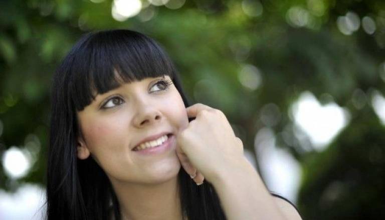 Alma Merklin je danes predstavila svoj prvi ljubezensko obarvan singel Vsaka minuta.