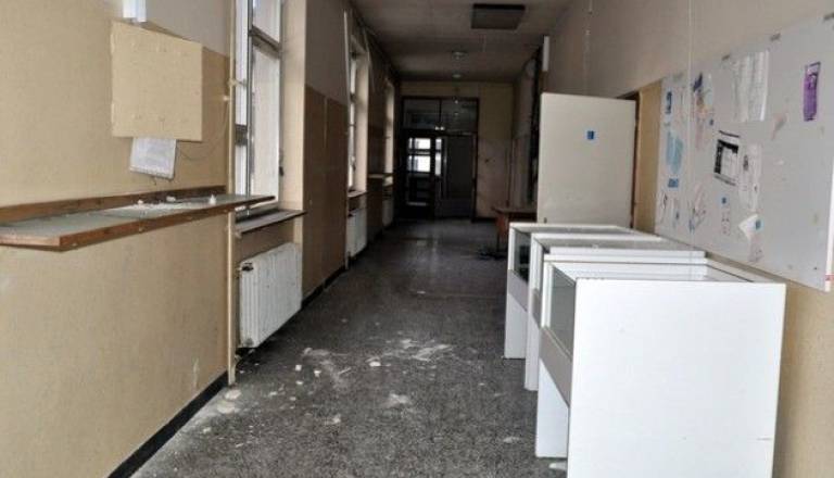 Notranjost nekdanje srednje šole klavrno razpada. Potencialnega uporabnika bi tako čakalo nemalo sanacijskih del. 