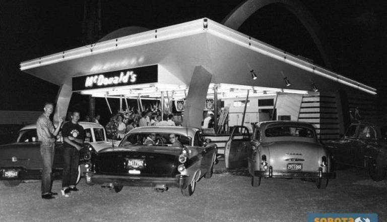  Stranke v McDonaldsovi restavraciji. Fotografija iz leta 1950.