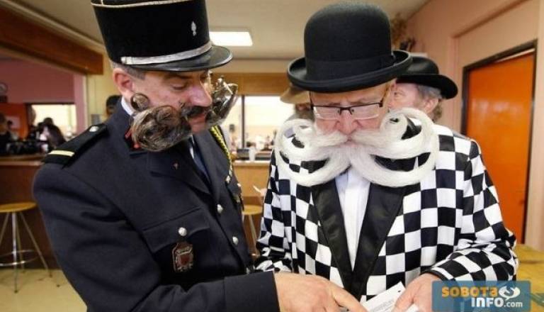 Tekmovalci so svoj brkati izgled izpopolnili z izstopajočim "outfitom".