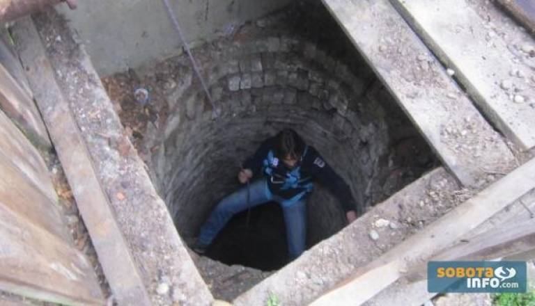 Spust člana Društva za zaščito živali Pomurja po 25-metrskem vodnjaku. Foto: DZŽ Pomurja 