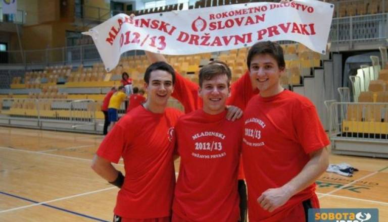 Petrovič v sredini.jpg