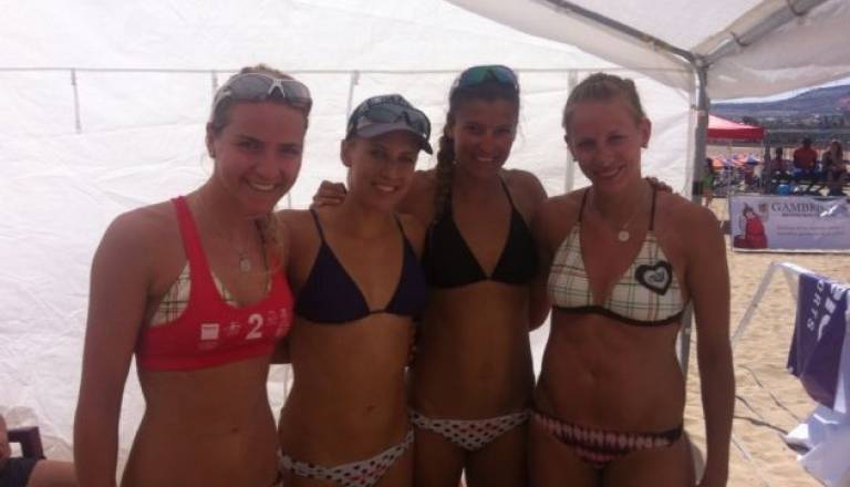 Sara Sakovič (skrajno levo) in Tamara Borko (skrajno desno) s Poljakinjama