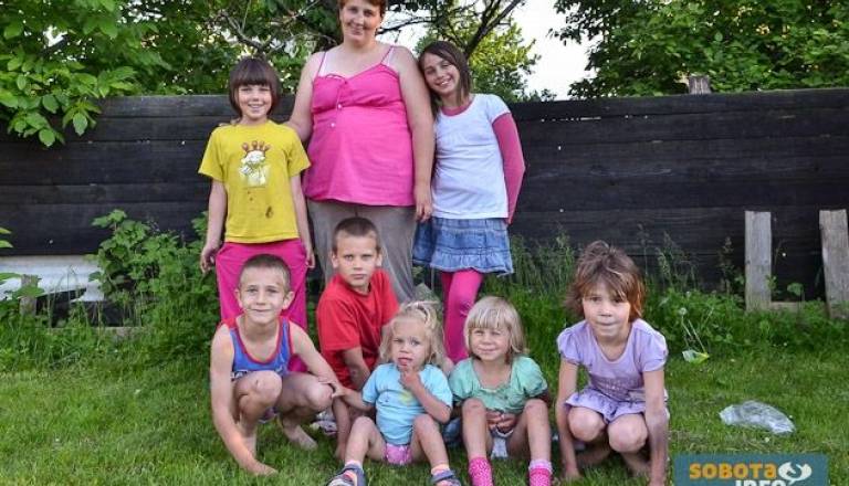 "Rada bi, da bi naša družina imela več denarja, da bi si lahko kupili igrače," je bila odkrita Ines. 