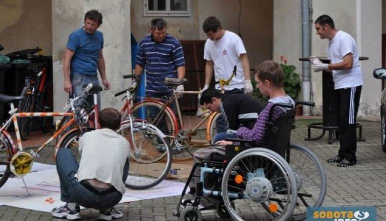 Pri lišpanju Mikkovih koles so pomagli varovanci Varstveno delovnega centra iz Murske Sobote.