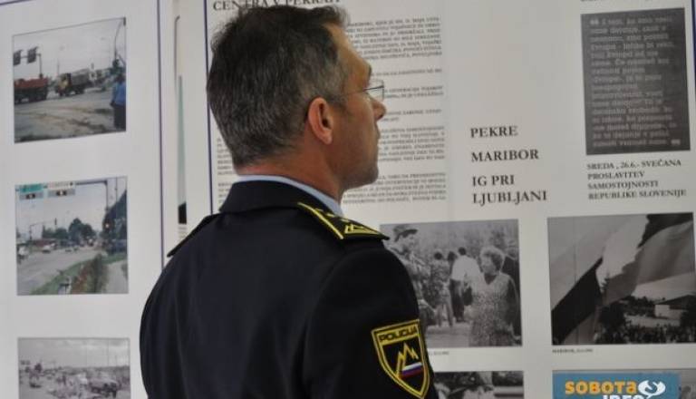 Direktor PU Murska Sobota Damir Ivančič med ogledom aktivnosti policije v boju za samostojno Slovenijo.