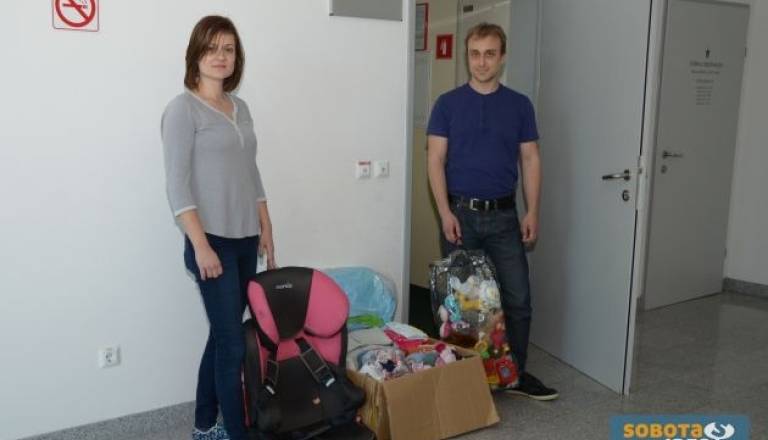 Lea Cipot iz zavoda Korak naprej nas je takole presenetila z oblačili za novorojenčka, napihljivim bazenom, avtosedežem ter nekaj igrami, s katerimi si lahko otroci krajšajo dolge poletne dneve.