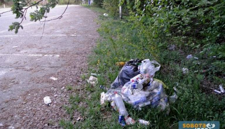 Onesnaževanju v Kuzmi ni videti konca, zato se domačini borijo na svoj način.