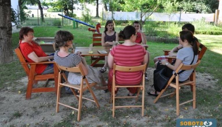  Stereotip: Po besedah Šmidove se mladih najbolj dotakne opozorilo ameriške vlade, kako naj se njihovi državljani opremijo pred odhodom v Slovenijo. Ti se ob zavedanju navedenih »neumnosti« začnejo spraševati, zakaj je do tega prišlo. 