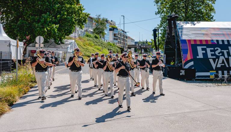 2026-07-04_povorka-orkester-posta_osimzan_01.jpg