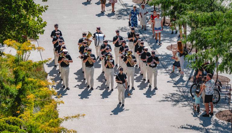 2026-07-04_povorka-orkester-posta_osimzan_02.jpg