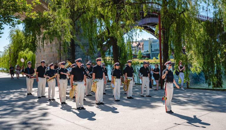 2026-07-04_povorka-orkester-posta_osimzan_03.jpg