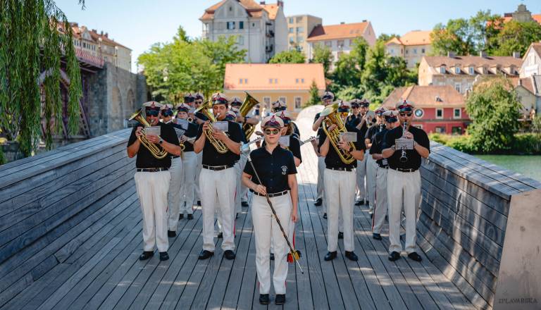 2026-07-04_povorka-orkester-posta_osimzan_05.jpg