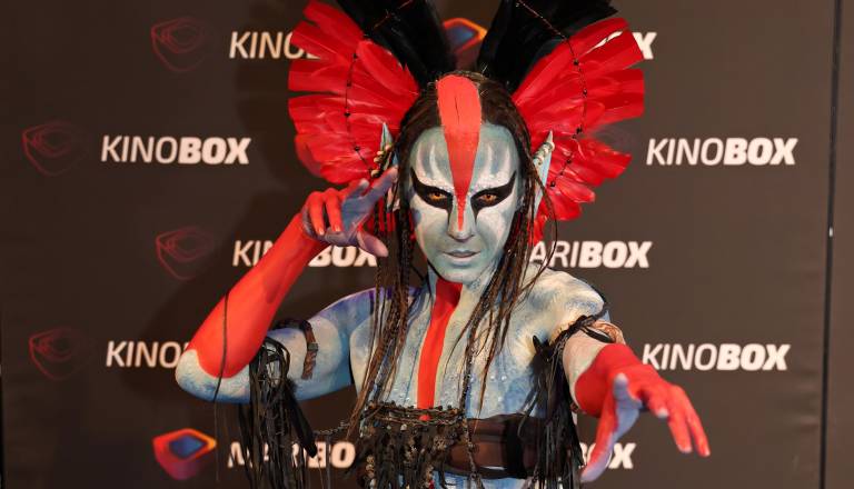 2megi-knuplez-model-neytiri-s-planeta-pandora.JPG