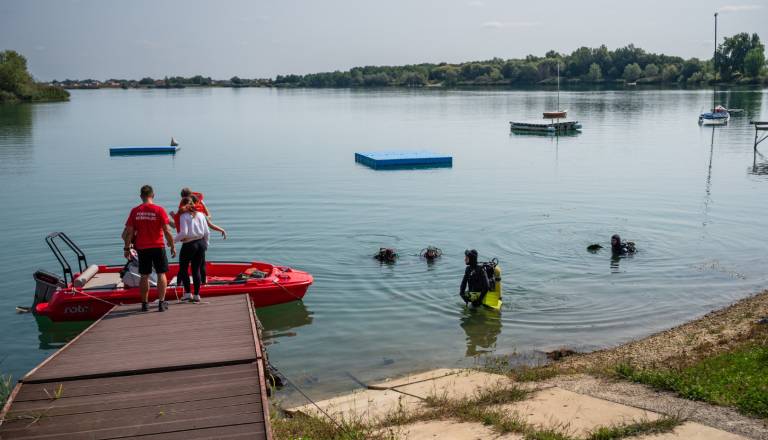 Potapljači skupaj z učenci čistili Soboško jezero (1) (Large).jpg