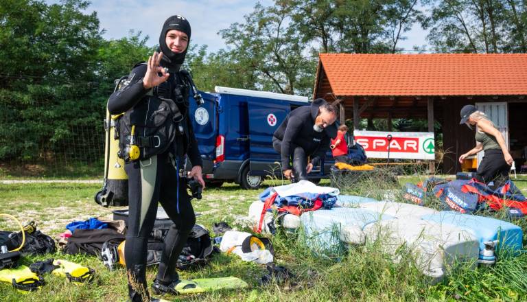 Potapljači skupaj z učenci čistili Soboško jezero (3) (Large).jpg