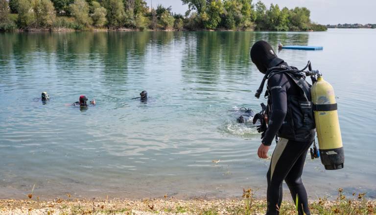 Potapljači skupaj z učenci čistili Soboško jezero (5) (Large).jpg