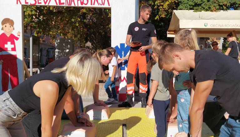 Reševalna postaja in prikaz temeljnih postopkov oživljanja.jpg