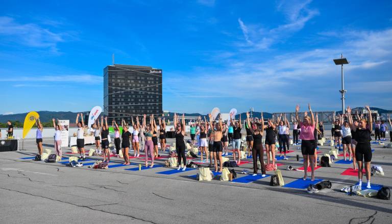 after-work-pilates-je-privabil-vec-kot-100-udelezencev-foto-robert-krumpak.JPG