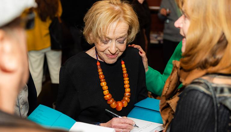 milena-zupancic-ob-podpisovanju-monografij.jpg